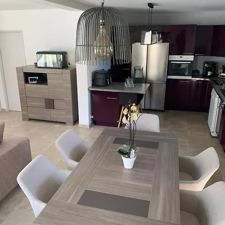 House For 6 People Private Pool, Air Conditioning,